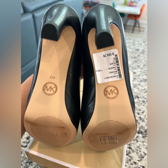 NWT Michael Kors Leather Black Pumps Size 6 - Picture 4 of 5
